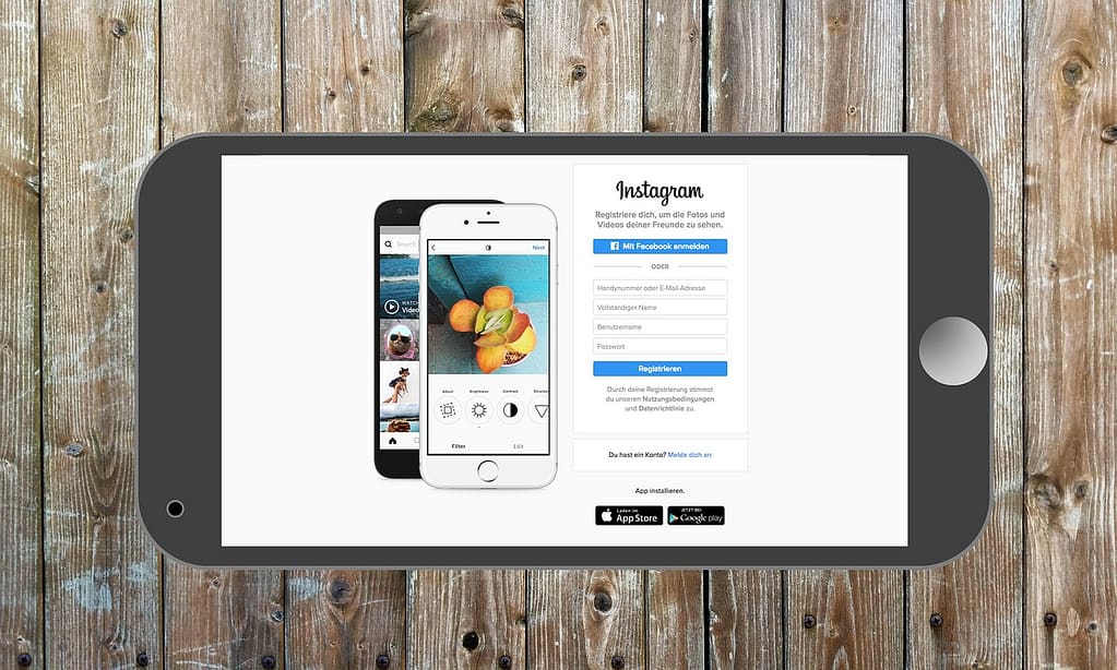 Celular mostrando o feed e a área de login do Instagram 