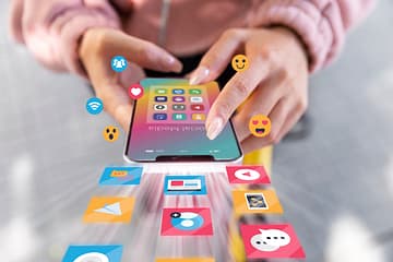 Celular, emojis e ícones de redes sociais
