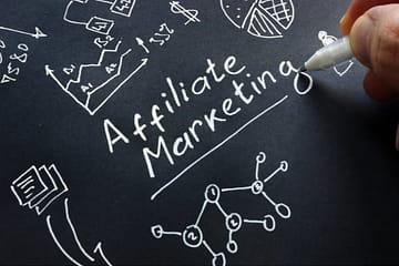 Imagem com fundo preto e as palavras marketing de afiliados na cor branca, em uma referência à estratégia que utiliza a ferramenta de opdi.